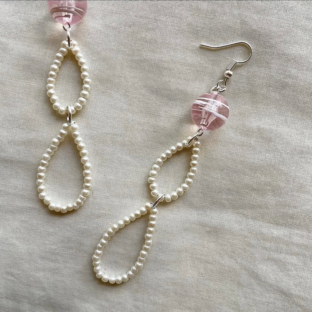 Pink scribble and pearl beaded earrings ✨