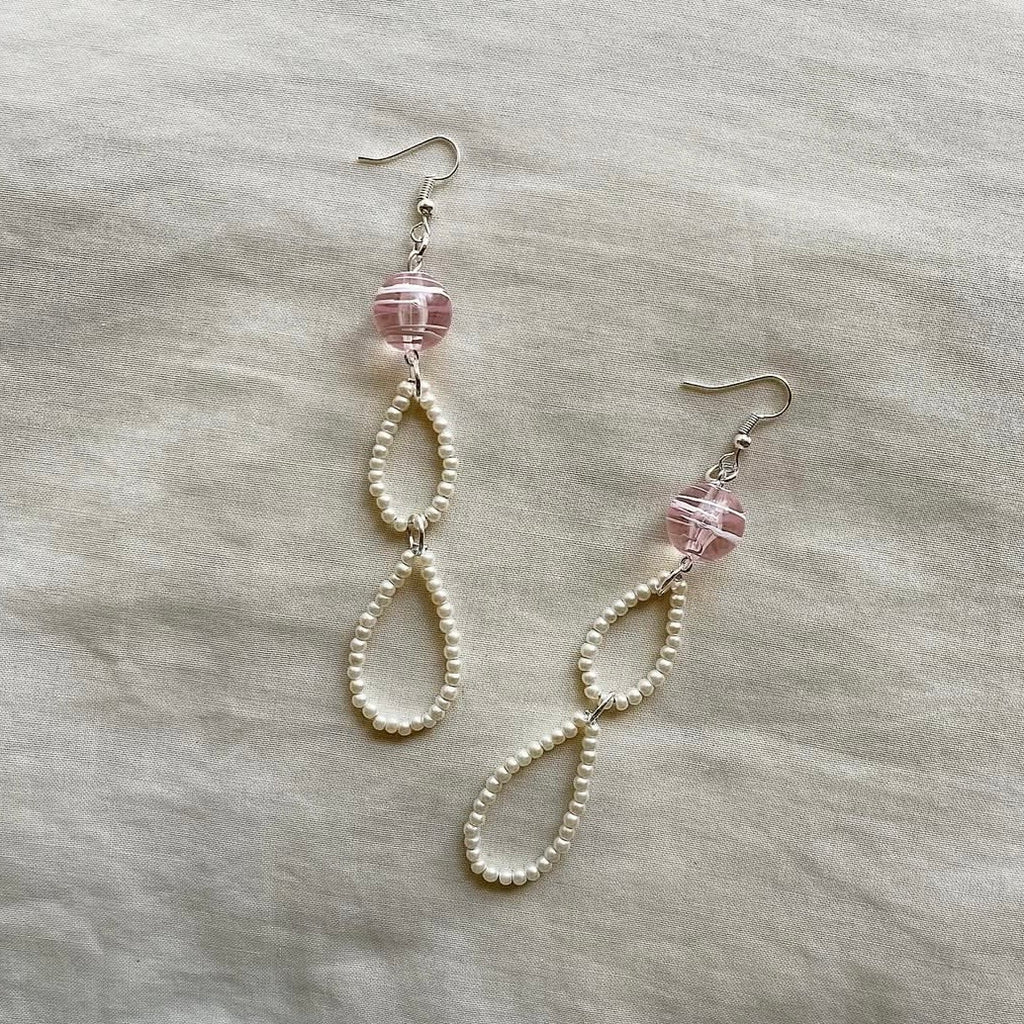 Pink scribble and pearl beaded earrings ✨