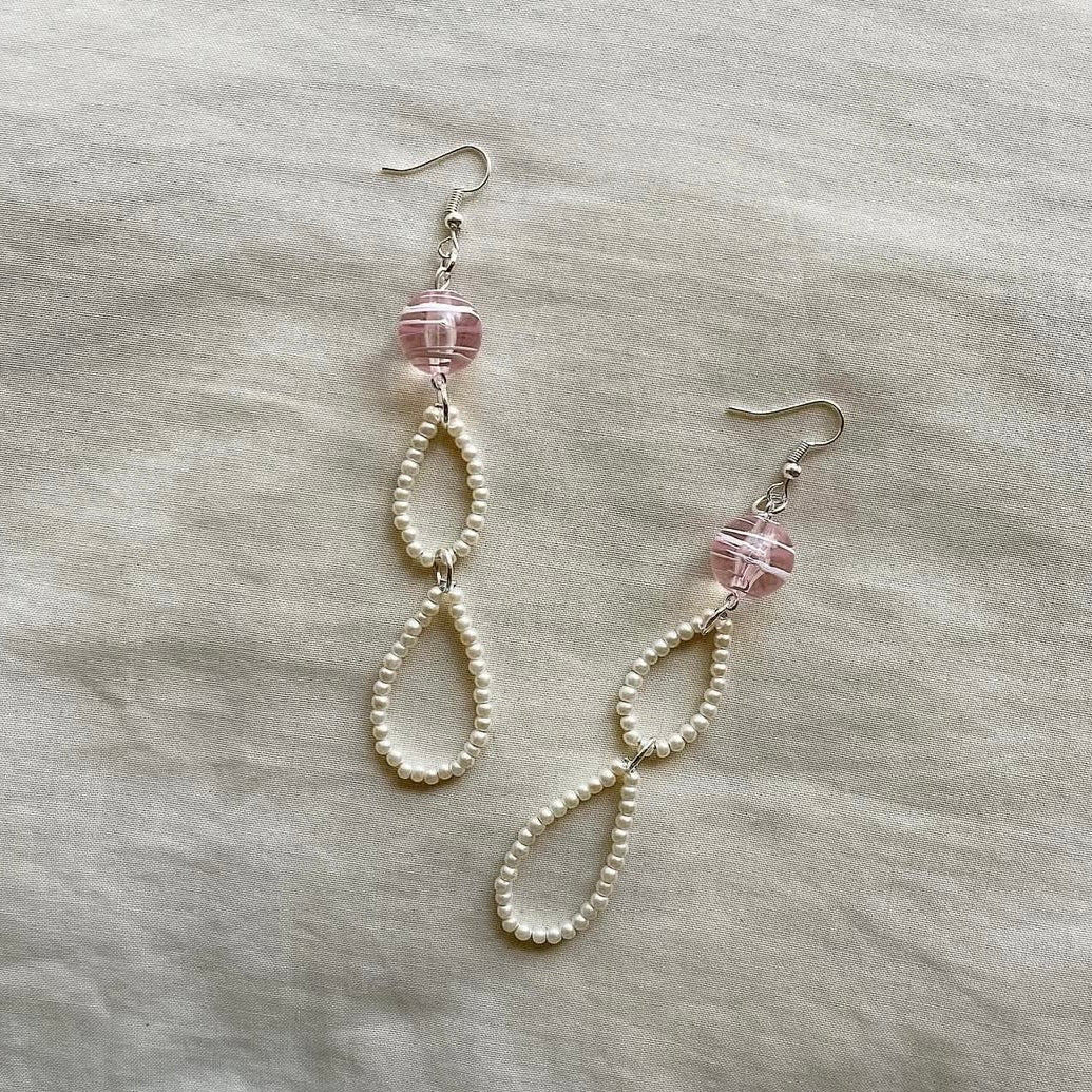 Pink scribble and pearl beaded earrings ✨