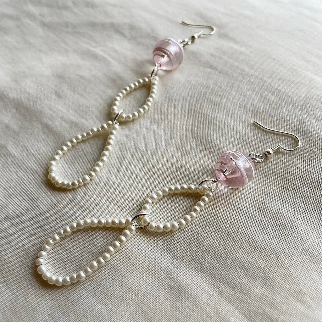 Pink scribble and pearl beaded earrings ✨