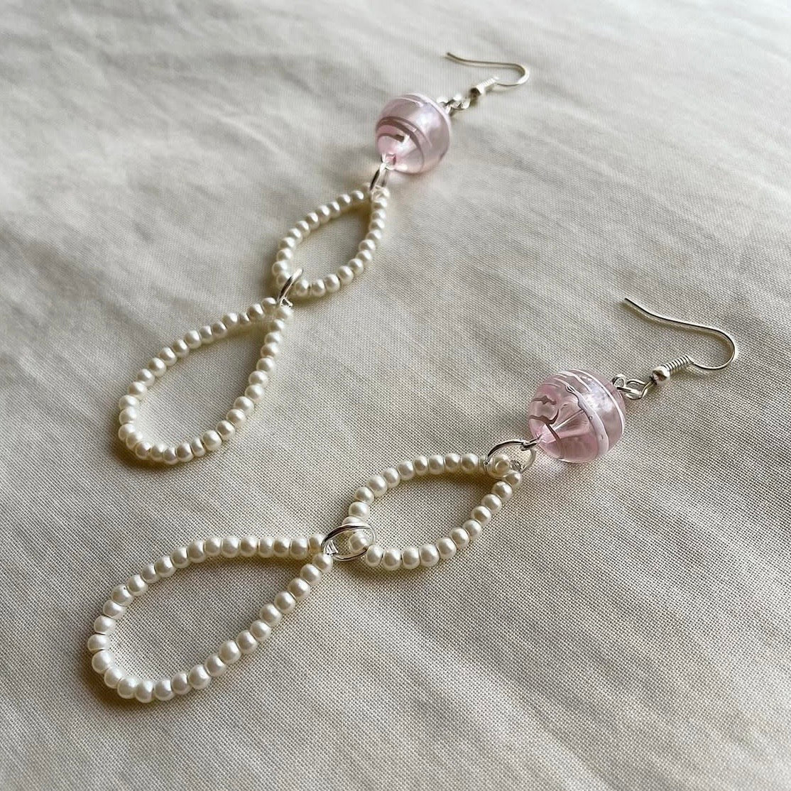 Pink scribble and pearl beaded earrings ✨