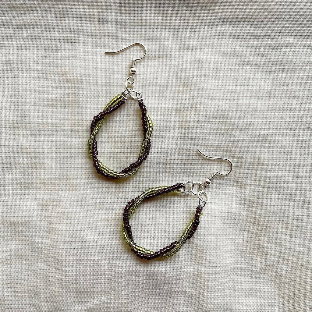 Twisted loop beaded earrings ✨