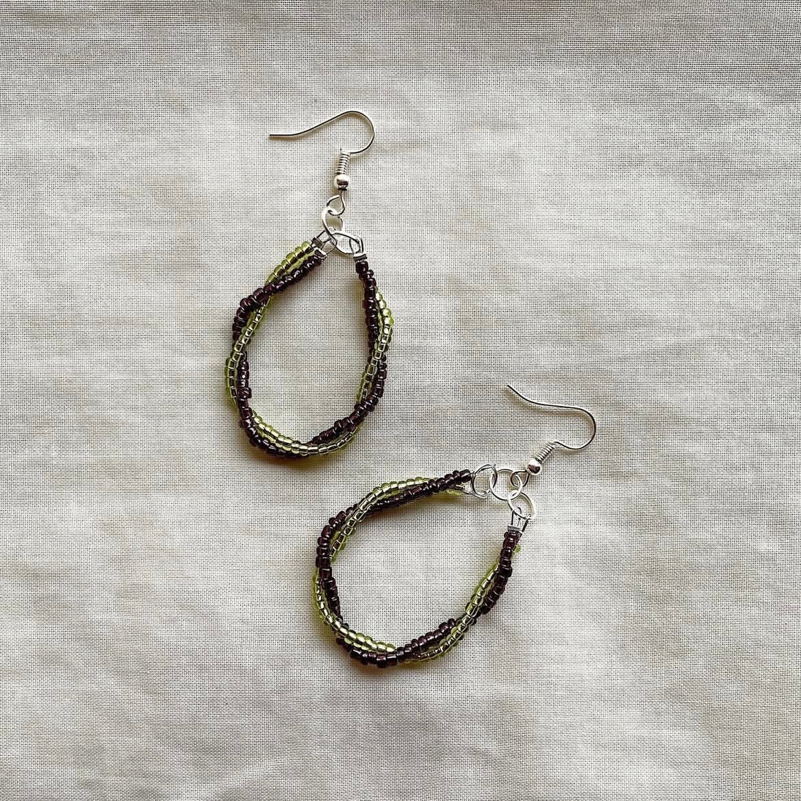 Twisted loop beaded earrings ✨