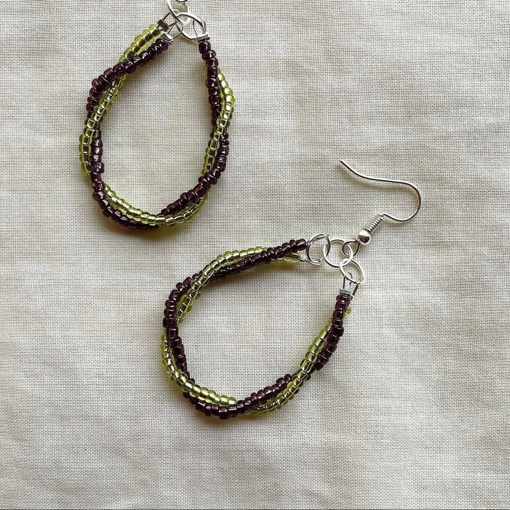 Twisted loop beaded earrings ✨