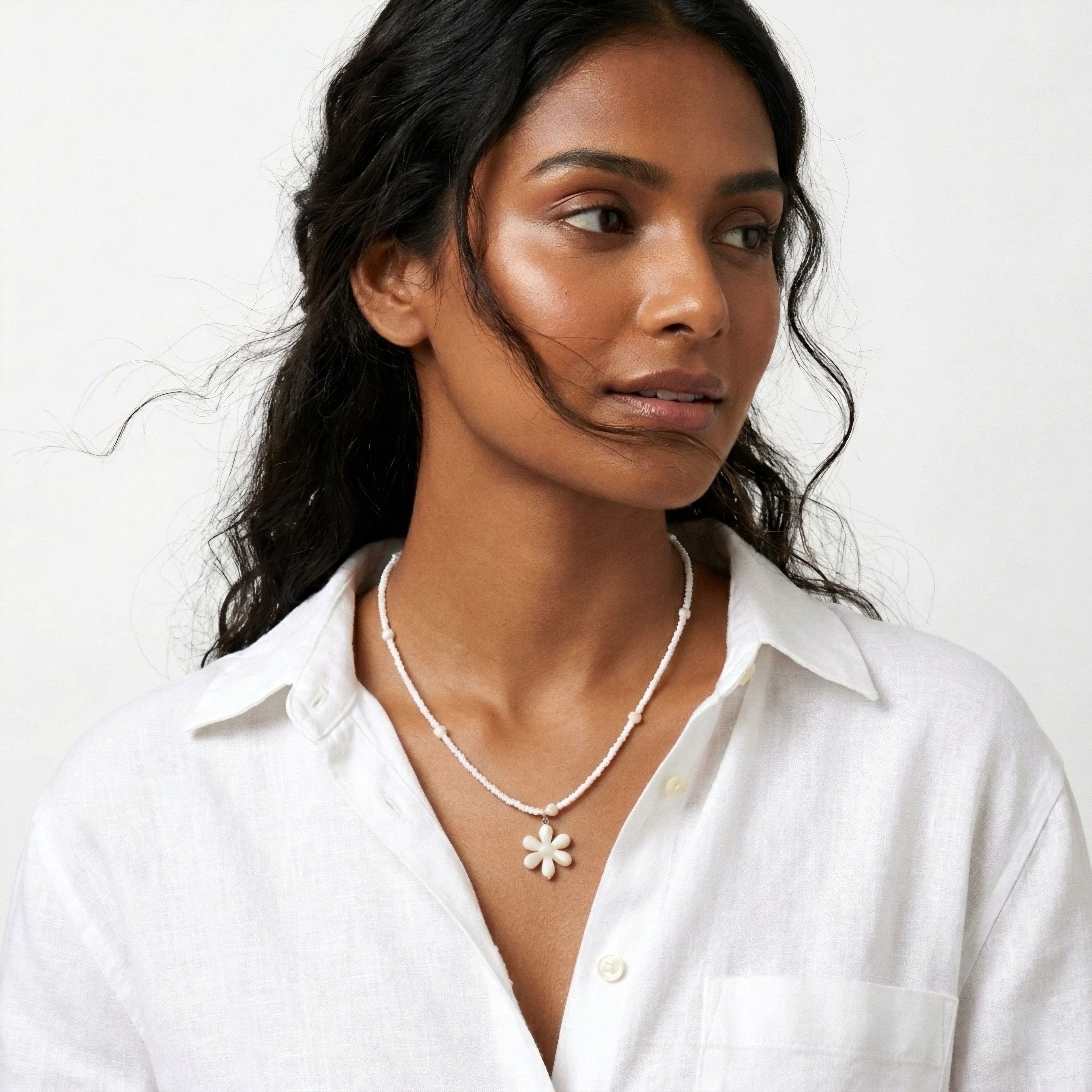 White flower necklace ✨